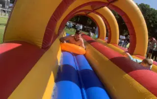 Waterslide-aufblasbar mieten - Spaß auf der aufblasbaren Wasserrutsche im Garten